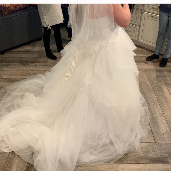 Vera Wang Wedding Gown - Picture 4 of 7